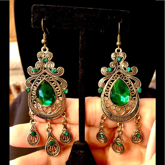 Jewelry - 5/$25 Vintage Nouveau Emerald Dangle Earrings